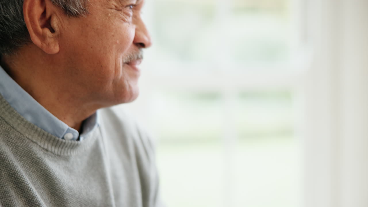 高齢者カップルが手をつないで