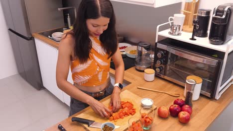 mujer preparando una comida saludable en la cocina