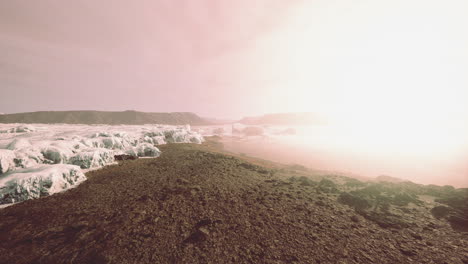 Gigantescas-Estructuras-De-Bloques-De-Hielo-En-La-Arena-Negra-Junto-A-La-Orilla-Del-Mar