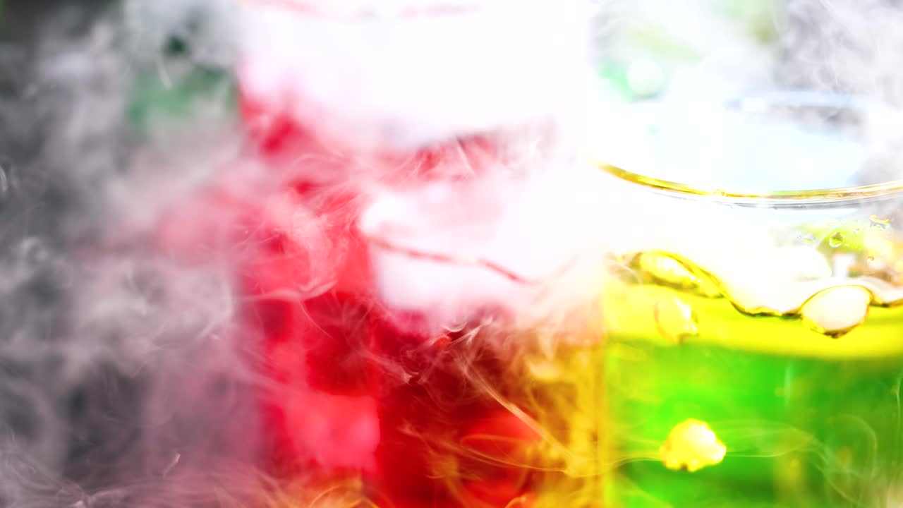 líquidos vibrantes que reaccionan con el humo en vasos