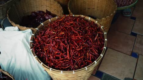 Chiles-Tailandeses-Secos,-Rojos,-Picantes,-Cosechados-Y-Secados-En-Una-Gran-Cesta-Tejida.