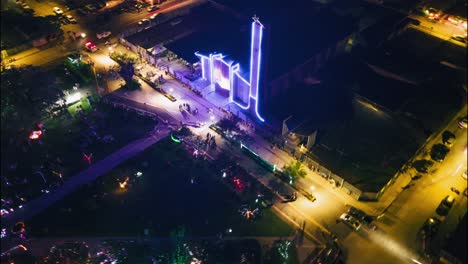 hiperlapso aéreo del paisaje urbano de noche en costa rica