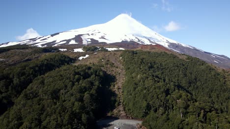 paisaje nevado del volcán osorno en puerto varas, los lagos, chile