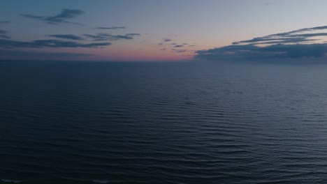 Heitere-Dämmerung-über-Den-Ruhigen-Gewässern-Des-Owen-Sound,-Ontario,-Kanada,-Mit-Einem-Farbenfrohen-Himmel