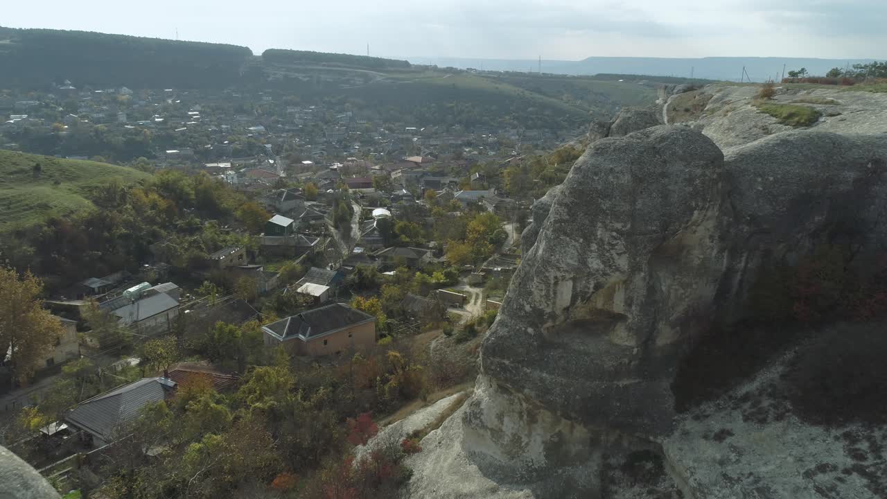 vista aérea de un pueblo de montaña en otoño