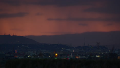 Ciudad-Al-Fondo-Del-Atardecer