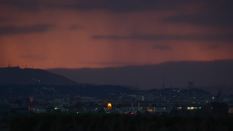 ciudad en el fondo del atardecer