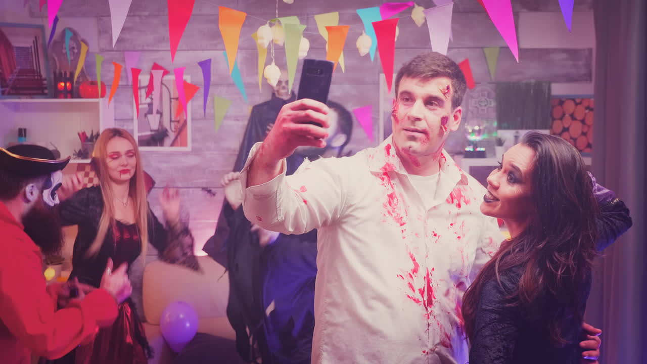un zombie peligroso y una bruja espeluznante tomando una selfie.