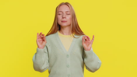 joven respira profundamente ojos cerrados meditando con pensamientos concentrados mente pacífica