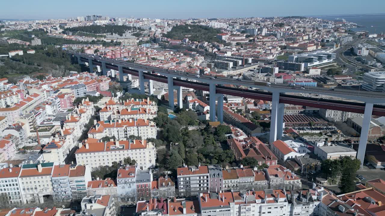 Vista aerea del traffico sul Ponte 25 Aprile sopra la città di Lisbona, vicino al fiume Tago, all'alba in Portogallo.
