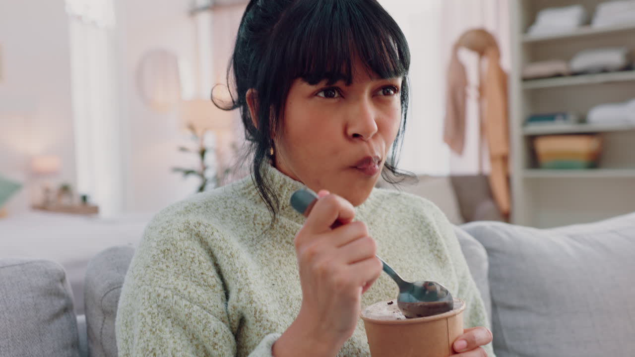 아이스크림을 먹고 tv를 보는 여자