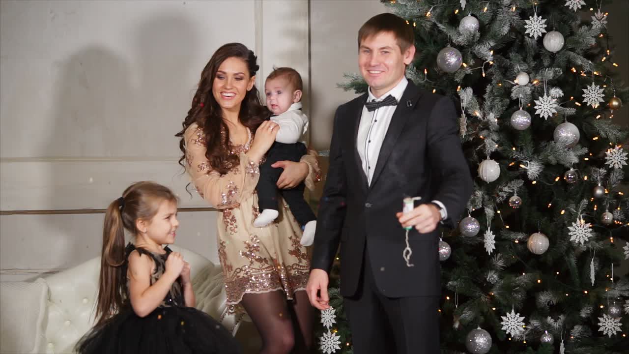 가족 들 이 크리스마스 를 축하 하는 것