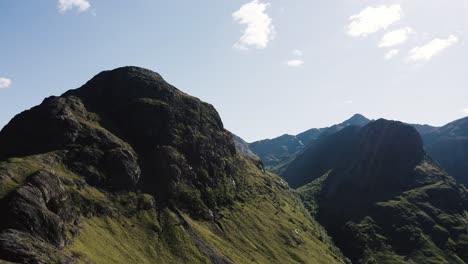 Große-Drohnenaufnahme-Des-Glencoe-Tals-An-Einem-Sonnigen-Tag-In-Schottland