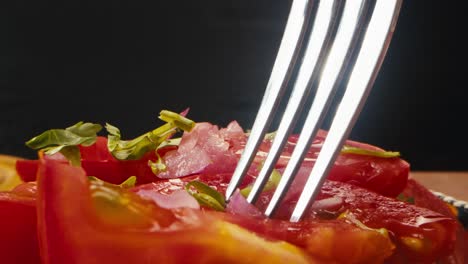 ensalada de tomate fresco con cebolla roja y hierbas