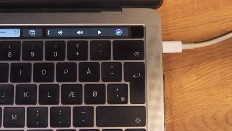 desbloqueo de un macbook pro a través del escáner biométrico de huellas dactilares