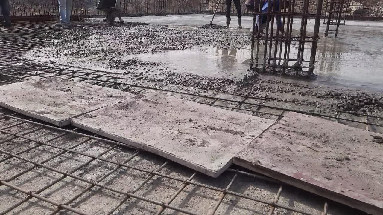 건설하는 동안 콘크리트 재료를 제자리에 운반하는 손수레를 위해 트랙이 만들어집니다.