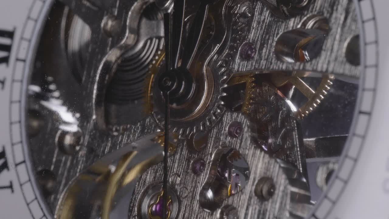 reloj mecánico que refleja la luz en movimiento 8