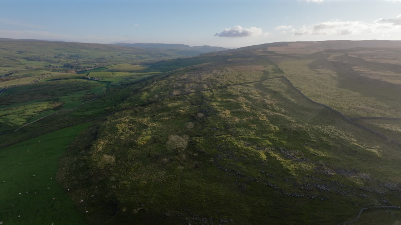 estableciendo una toma de avión no tripulado del paisaje de yorkshire dales en la hora dorada