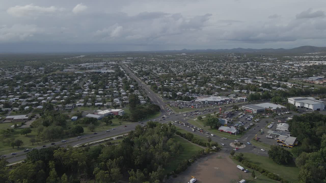 barrio suburbano de park avenue y tráfico desde arriba en la región de rockhampton, queensland, australia