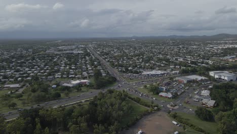 Park-Avenue-Vorort-Und-Verkehr-Von-Oben-In-Der-Region-Rockhampton,-Qld,-Australien