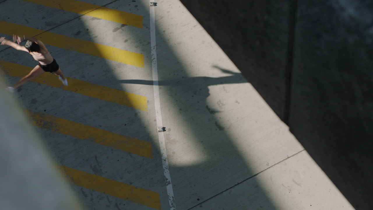 춤추는 여성 젊은 히스패닉 스트리트 댄서 도시에서 현대적인 움직임을 수행 도시 프리스타일 댄스를 즐기고