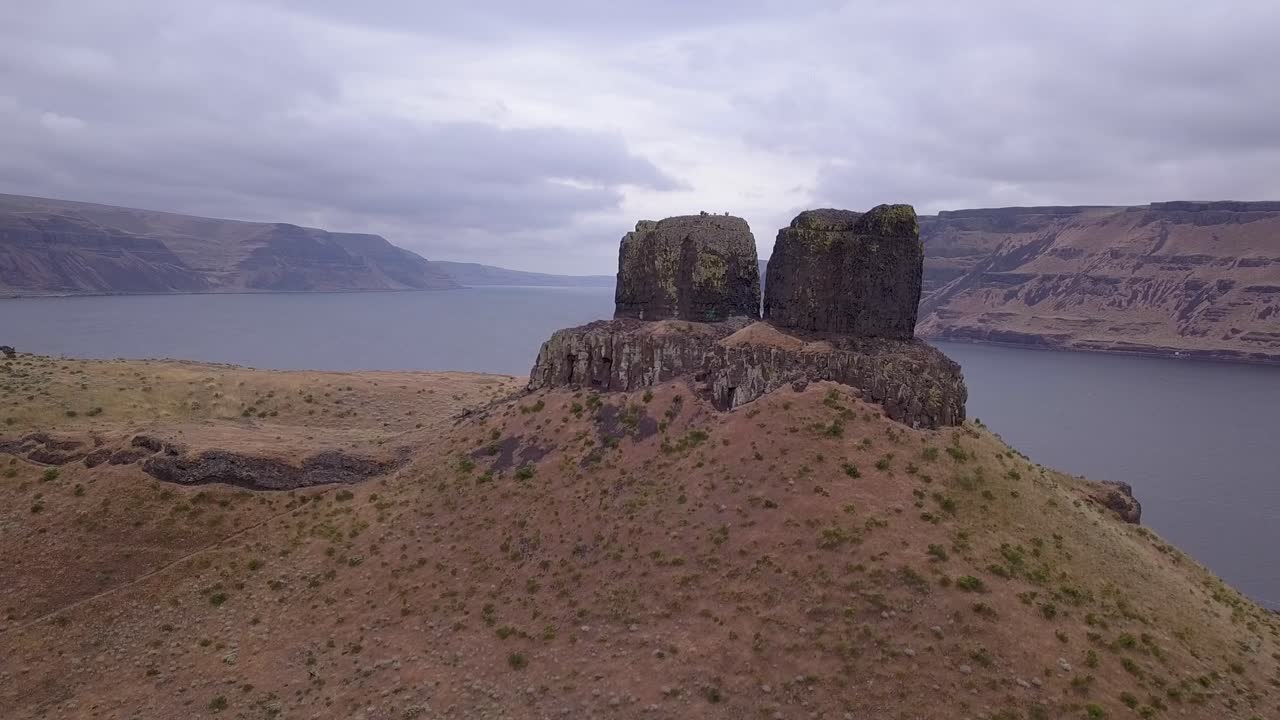 콜롬비아 강의 둥이 자매 바위 기둥의 내려오는 도리