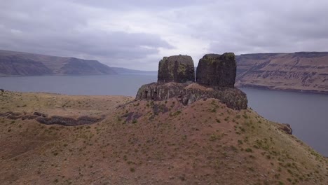 descendiendo dolly tiro de las hermanas gemelas columnas de roca en el río columbia