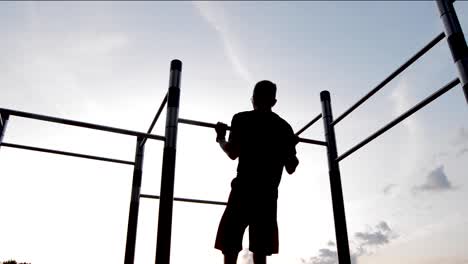 Silueta-Masculina-Joven-Ejerciendo-Chin-Ups