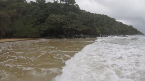 Olas-Rompiendo-En-La-Playa-De-Arena-En-El-Parque-Nacional-Con-Dao,-Vietnam,-Imágenes-De-Gopro