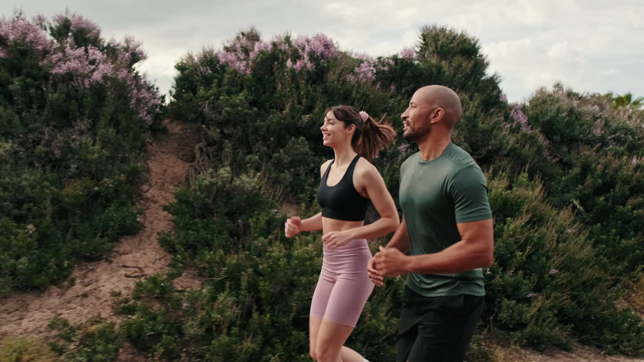 Uomo e donna che fanno jogging all'aperto nella natura
