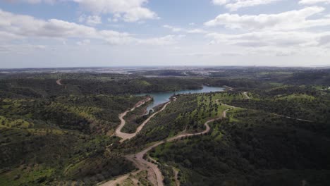 Amplia-Vista-Aérea-De-La-Presa-De-Morgado-De-Arge-Rodeada-De-Laderas-Cultivadas,-Portimão.