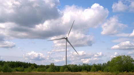 Drehende-Windkraftanlage-Mit-Himmel-Und-Wolken-Im-Hintergrund