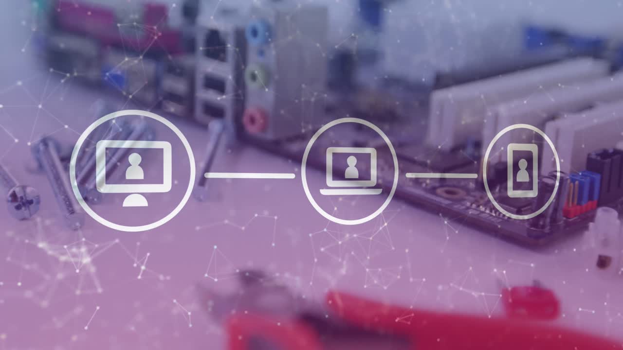 un primer plano de varias herramientas de trabajo y una placa base en una mesa