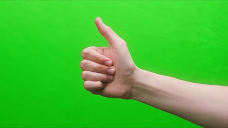 primer plano de un gesto de la mano sobre un fondo verde, como el gesto, disparar un gesto en el estudio