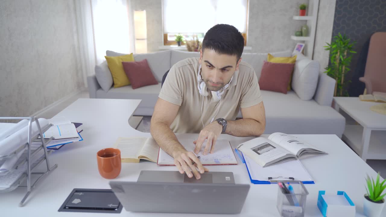 un joven profesional independiente y seguro de sí mismo.