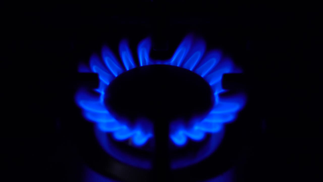 가스 버너는 어 속에서 켜집니다. 스토브는 가전 가스에서 작동합니다. 불꽃은 파란색입니다.