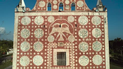 Drohnenaufnahme-Der-Fassade-Der-Kirche-Von-Uayma-In-Yucatan,-Mexiko