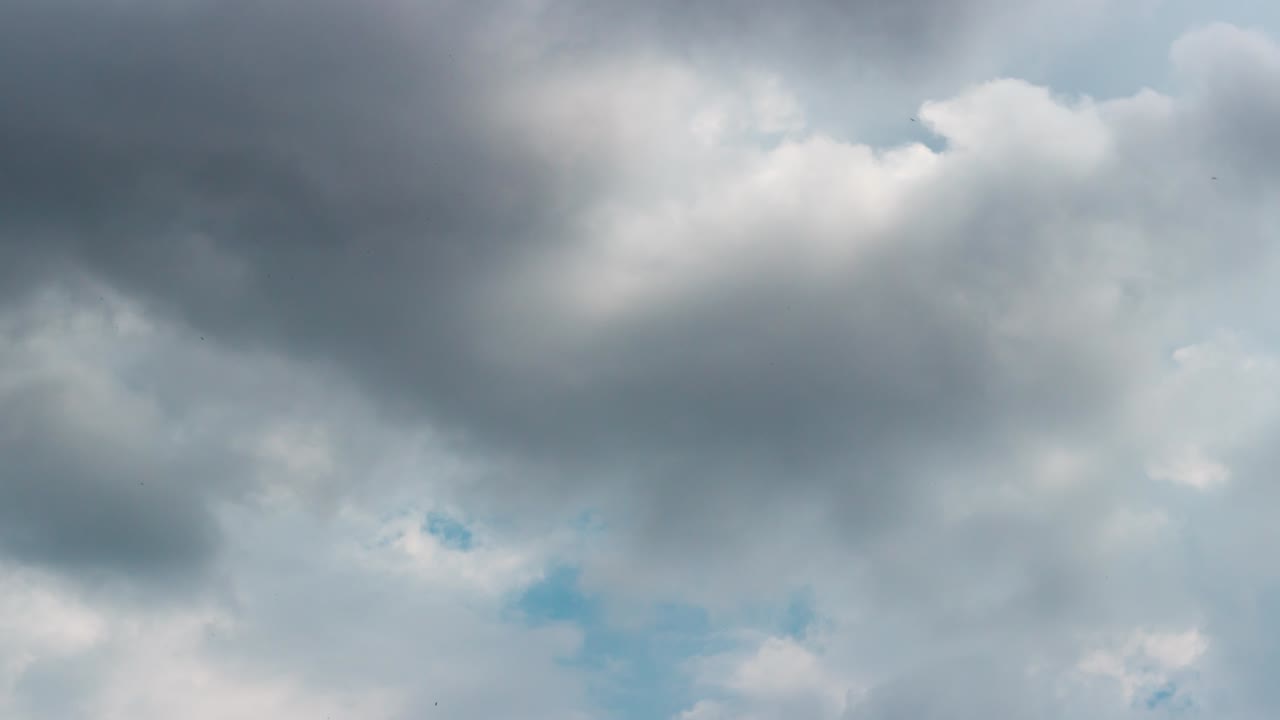 푸른 하늘에서 색과 회색 구름의 타임 스 4k 타임스 비디오