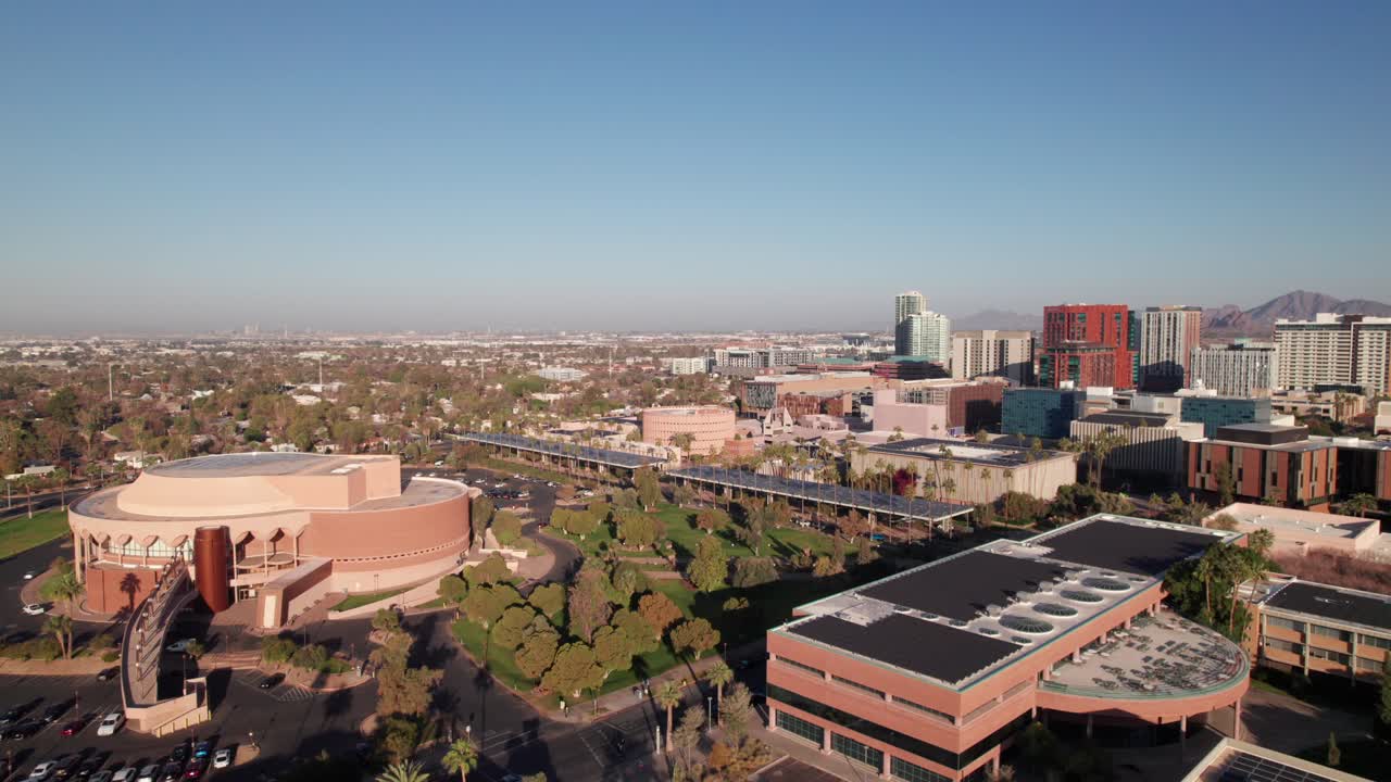 Nydelig kveldsflyfoto av ASU campus og Tempe, Arizona, 4K