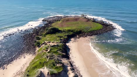 Drohne-Antenne-Pan-Shot-Der-Natur-Szenische-Insel-Strand-Riff-Bruch-Sandig-Felsig-Reise-Tourismus-Yamba-Ballina-Nordküste-Nsw-Australien-4k