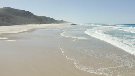 Drone-Acercándose-Al-Viejo-Naufragio,-Ss-Maheno,-En-Una-Playa-De-La-Isla-Fraser,-Australia