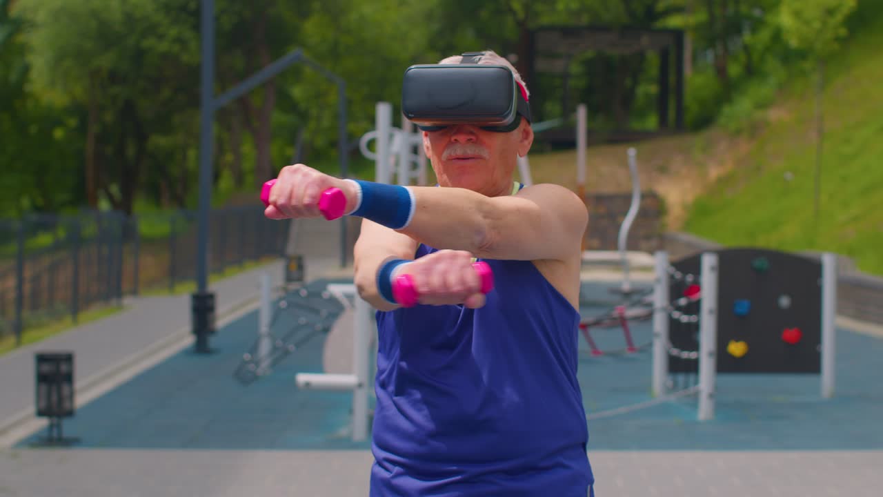 anciano abuelo en auriculares vr hacer deporte entrenamiento de fitness estiramiento ejercicio con pesas