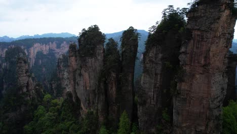 una toma aérea ascendente revela el paisaje más allá del pico de los cinco dedos en el pueblo de huangshi, china