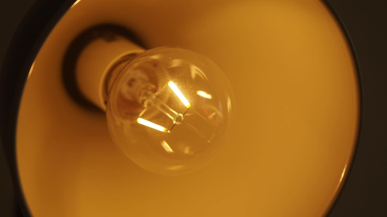 primer plano de una bombilla incandescente