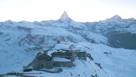 El-Retroceso-Aéreo-Revela-Gornergrat-Y-Matterhorn.-Invierno