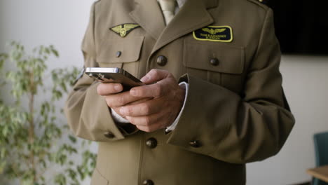 hombre viejo usando un teléfono inteligente