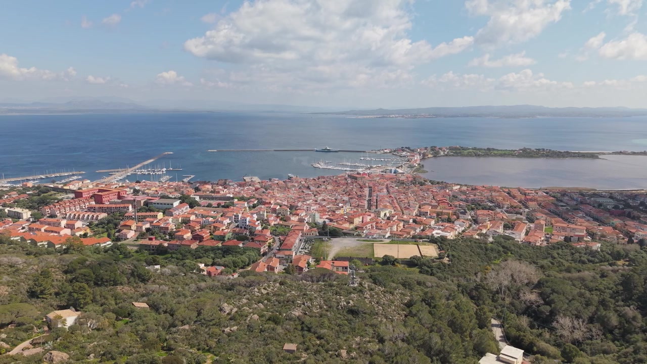 Cittadina costiera di Carloforte sull'isola di San Pietro in Sardegna, Italia. - Ripresa aerea