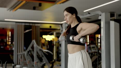 mujer haciendo ejercicio con pesas en un gimnasio