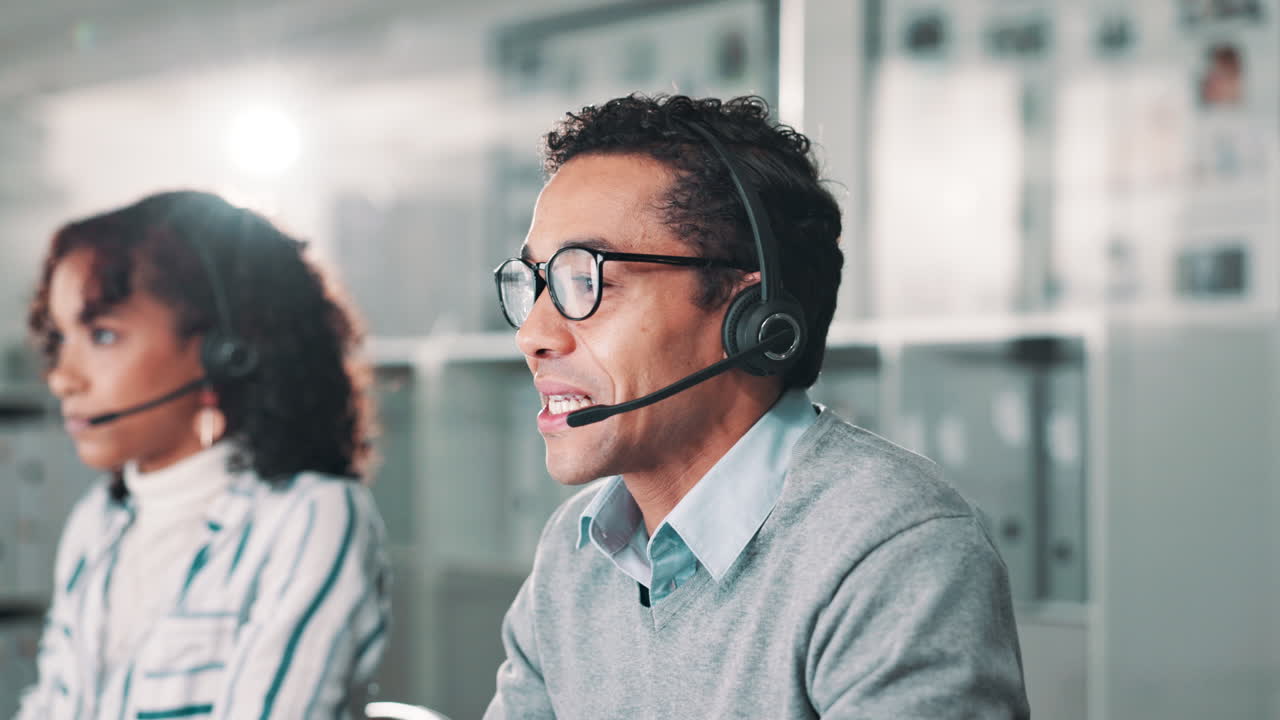 representantes de servicio al cliente en un centro de llamadas