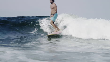 el hombre surfando.